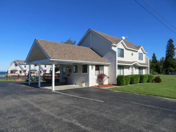 Bridgeview Motel 8
